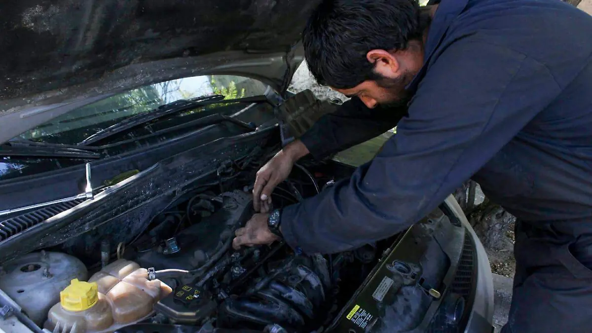 mecanico afinando vehiculo